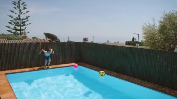 Chłopak Nurkuje Blue Water Pool Pluskuje Błękitną Czystą Wodą Dzieciak — Wideo stockowe