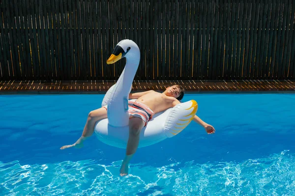 Menino Adolescente Que Toma Banho Sol Colchão Inflável Cisne Descansa — Fotografia de Stock