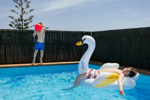 Meninos Que Jogam Bola Colchão Inflável Piscina Quintal Home Irmãos — Fotografia de Stock