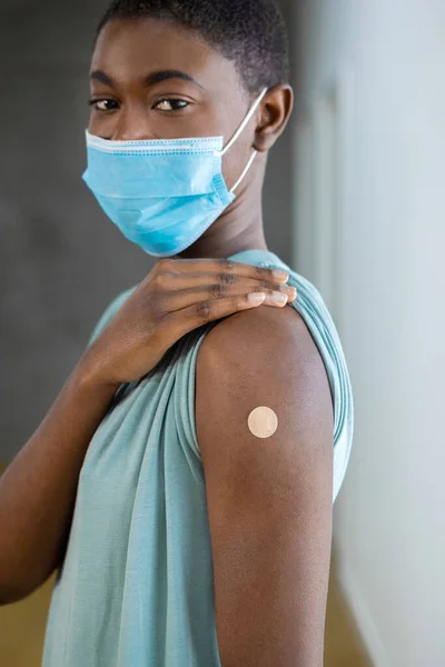 Korumacı Maskeli Afrikalı Bir Kadın Kolunda Sargı Bezi Var Coronavirus — Stok fotoğraf