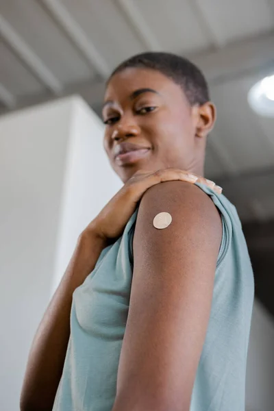 Aşağıdaki Afrikalı Amerikalı Kadın Gururla Kameraya Bakarak Coronavirus Salgını Sırasında — Stok fotoğraf