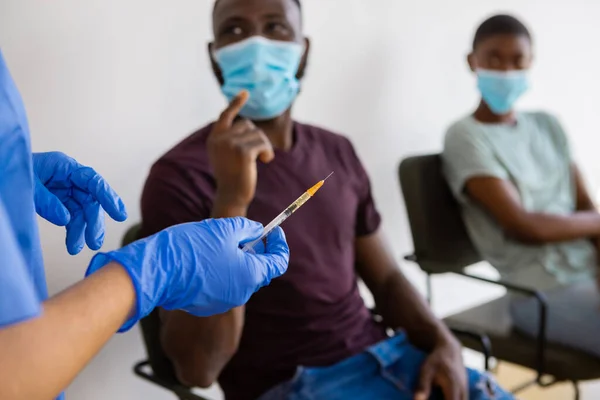 Afro Amerikalı Gençler Oturuyorlar Sıraya Giriyorlar Aşı Merkezinde Vurulmak Için — Stok fotoğraf