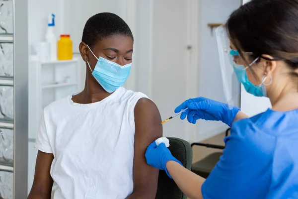 Mujer Afroamericana Recibe Vacuna Doctora Clínica —  Fotos de Stock