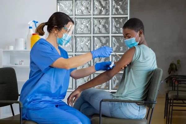 Mujer Afroamericana Joven Sentada Consultorio Médico Recibiendo Una Vacuna Contra —  Fotos de Stock