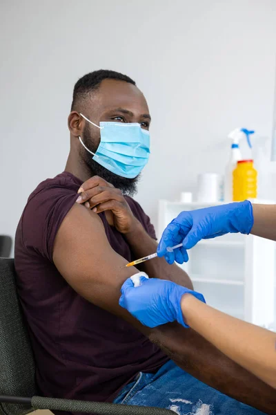 Médico Irreconocible Uniforme Protector Guantes Látex Vacunando Paciente Afroamericano Joven —  Fotos de Stock