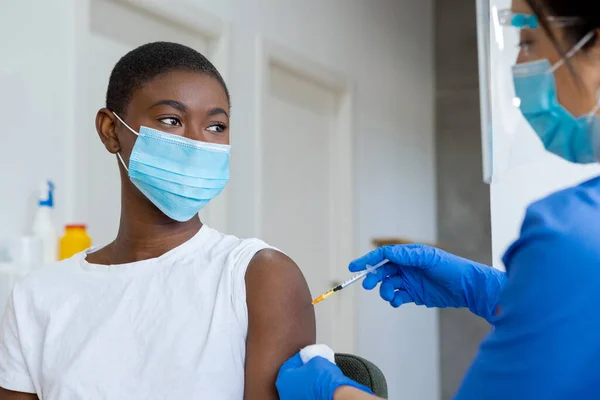 Mujer Afroamericana Recibe Vacuna Doctora Clínica —  Fotos de Stock