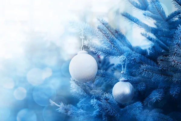 Fundo Natal Azul Com Bolas Brancas Vidro Ano Novo Ramo — Fotografia de Stock