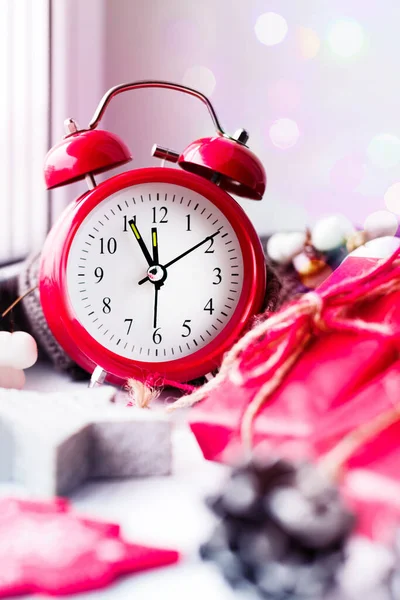 Roter Vintage Wecker Und Neujahrsdekoration Auf Dem Tisch Fenster Weicher — Stockfoto