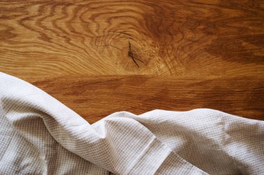 Örtülü beyaz waffle peçetesi desenli ahşap meşe yüzeyi, üst görünüm, boşluk kopyala