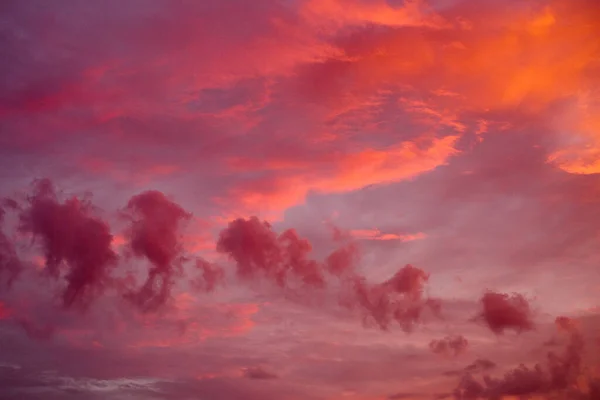 Vörös Narancssárga Égbolt Felhőkkel Napkelte Előtt Gyönyörű Augusztusi Táj Napkelte — Stock Fotó
