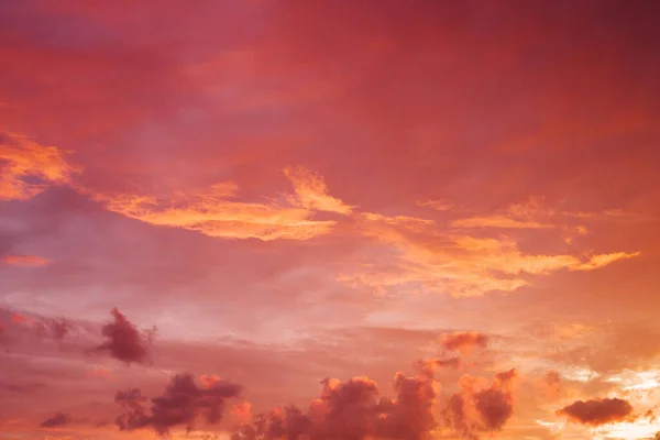 Красно Оранжевое Небо Облаками Восхода Солнца Красивый Августовский Пейзаж Восходом — стоковое фото