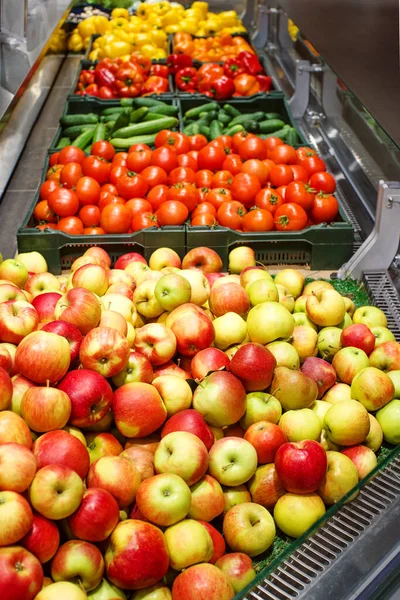 Appelen Tomaten Komkommers Andere Groenten Fruit Dozen Toonbank Een Markt — Stockfoto