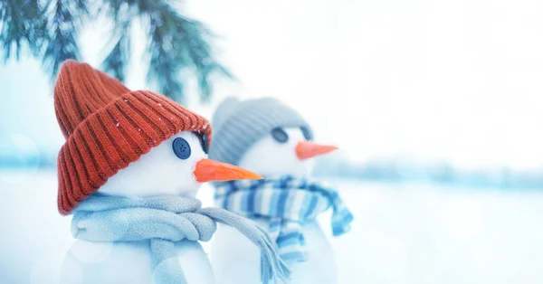 Dois Bonecos Neve Uma Menina Menino Malha Chapéus Cachecóis Neve — Fotografia de Stock