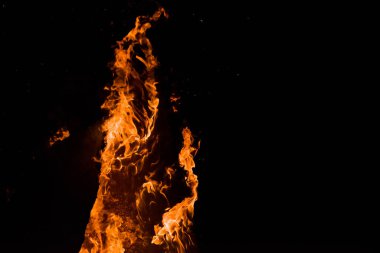 Alev siyah bir arka plan üzerinde ateş. Doku bir alev