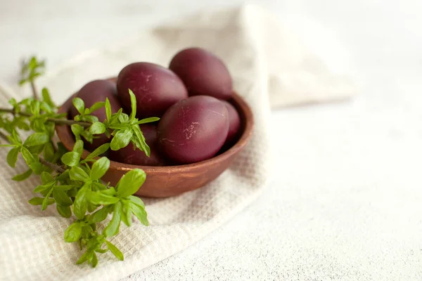 Easter Burgundy Eggs Clay Plate White Napkin Decorated Green Willow — стоковое фото