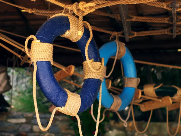 Μπλε Ναυαγοσώστες Αιωρούνται Κάτω Από Στέγη Στο Εσωτερικό Του Καφέ — Φωτογραφία Αρχείου