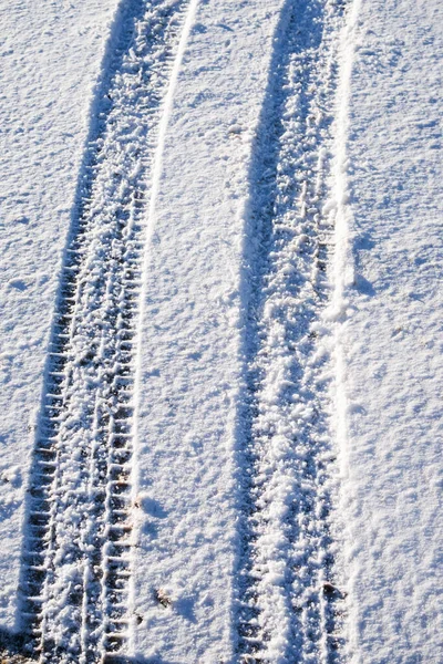 Spår Från Hjulen Bil Snön Ljus Solig Dag Vintern — Stockfoto