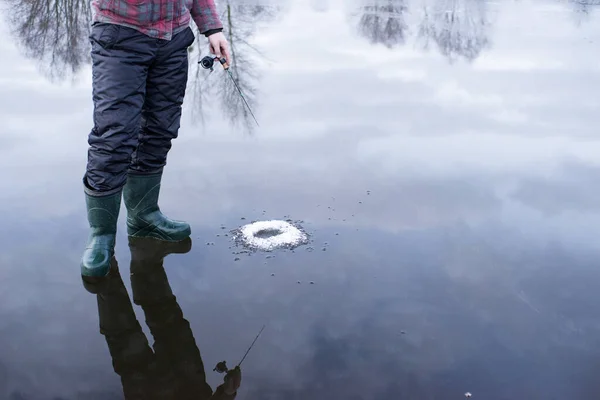 Fiskare Nära Ett Hål Borrat Isen Fångar Fisk Med Ett — Stockfoto