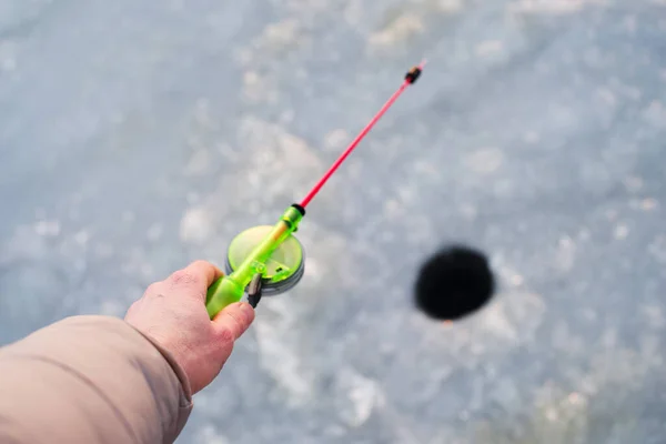 Fiskare Nära Ett Hål Borrat Isen Fångar Fisk Med Ett — Stockfoto