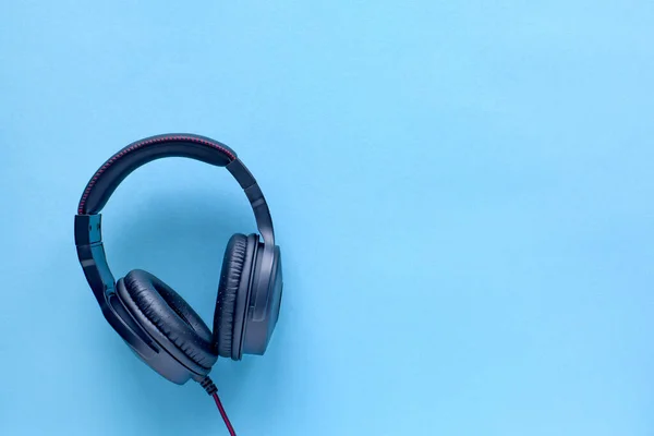 Μαύρα Ακουστικά Μπλε Φόντο Πάνω Όψη Αντιγραφή Χώρου Για Κείμενο — Φωτογραφία Αρχείου