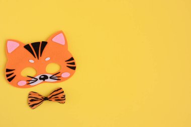 Pembe arka planda parlak turuncu karnaval kaplan maskesi ve kaplan kelebeği. 2022 'nin sembolü, Doğu takvimi. Tatil kavramı, tema partisi.