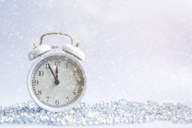Yeni yıl alarmı. Neşeli, parlak bir Noel geçmişi. Gece yarısına beş dakika var. Yeni yılı kutlama kavramı.