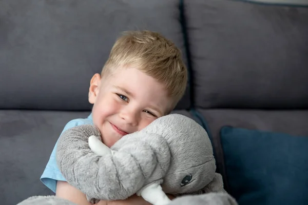 Lindo Niño Sonriente Abraza Juguete Peluche Feliz Concepto Infancia — Foto de Stock