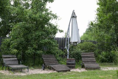 Tahtadan yapılmış eski sahil yatakları.