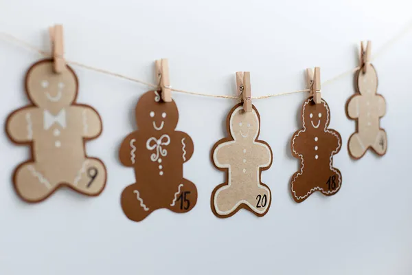 Christmas Advent Calendar Hanging Rope Figures Form Smiling Gingerman Cookies — Stock Photo, Image