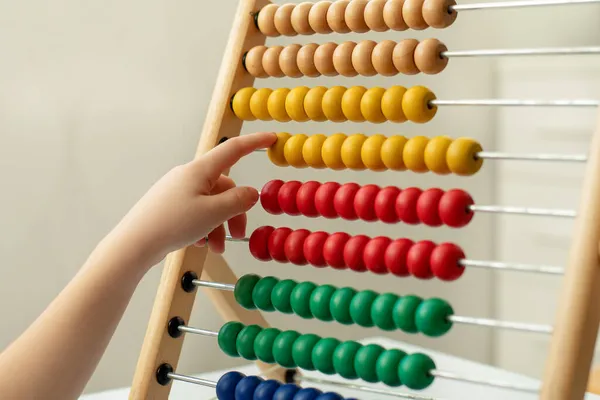 Mano Bambino Con Fatture Legno Colorate Tavola Giochi Montessori Concetto — Foto Stock