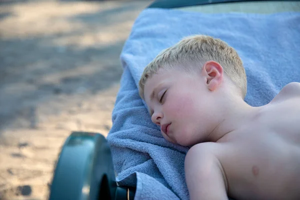 Cute Little Boy Sleeps Sunbed Towel Beach Concept Childhood Summer — Stock Photo, Image