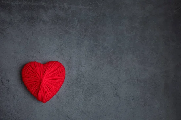 Ein Herz Zum Valentinstag Aus Roten Wollfäden Auf Dunklem Hintergrund — Stockfoto