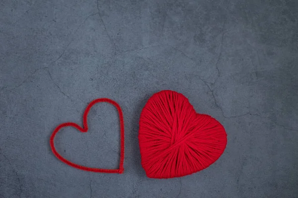 Фігури Двох Червоних Сердець Темному Тлі Концепція Валентинів День — стокове фото