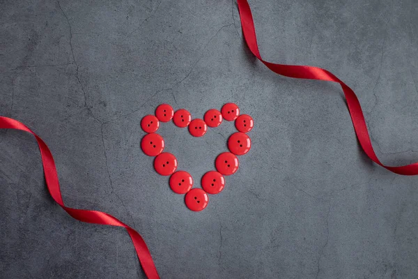 Figura Del Corazón Compone Botones Rojos Sobre Fondo Gris Oscuro —  Fotos de Stock