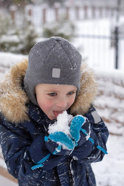 Cute Little Boy Tries Eat Snow His Tongue Winter Street — Stock Photo, Image