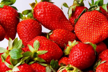 Beyaz tahtada inanılmaz ve lezzetli sebzeler ve meyveler. Yüksek kalite fotoğraf