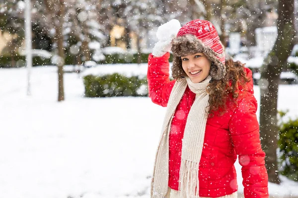 Joven Mujer Sonriente Jugando Con Una Bola Nieve Invierno Día — Foto de Stock
