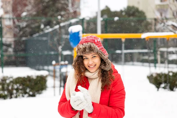 Joven Mujer Sonriente Jugando Con Una Bola Nieve Invierno Día — Foto de Stock
