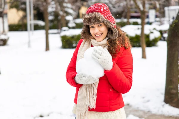Mujer Joven Sonriente Sosteniendo Corazón Nieve Día Invierno Nevado — Foto de Stock