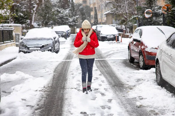 Νεαρή Γυναίκα Κόκκινο Παλτό Που Περπατάει Στην Πόλη Μια Χιονισμένη — Φωτογραφία Αρχείου