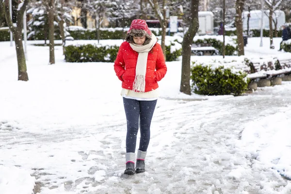 Mujer Joven Con Abrigo Rojo Caminando Ciudad Día Nevado Invierno — Foto de Stock