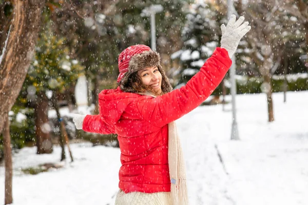 Joven Mujer Sonriente Disfrutando Día Nevado Invierno Ciudad — Foto de Stock
