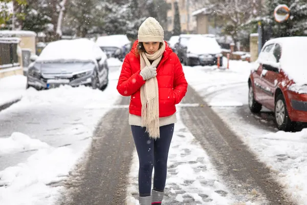 Νεαρή Γυναίκα Κόκκινο Παλτό Που Περπατάει Στην Πόλη Μια Χιονισμένη — Φωτογραφία Αρχείου