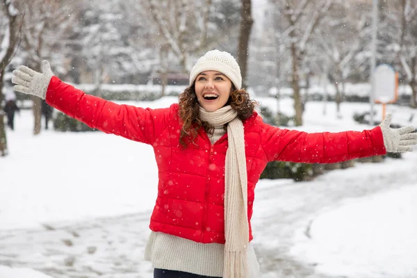 Joven Mujer Sonriente Disfrutando Día Nevado Invierno Ciudad — Foto de Stock