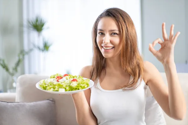 Junge Frau Isst Frischen Salat Mit Kirschtomaten Porträt Einer Fröhlich — Stockfoto