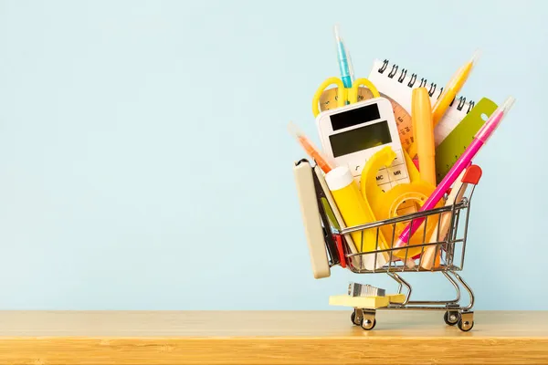 Kantoorbenodigdheden Een Miniatuur Winkelwagentje Terug Naar School — Stockfoto