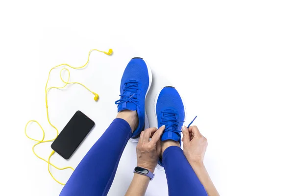 Mujer Joven Atando Cordones Zapatos Antes Del Entrenamiento Preparándose Para — Foto de Stock