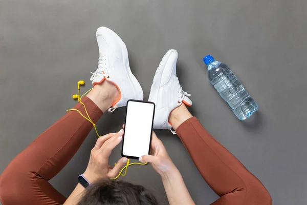 Young Woman Browsing Workout Plan Using Smartphone Getting Ready Exercise — Stock Photo, Image