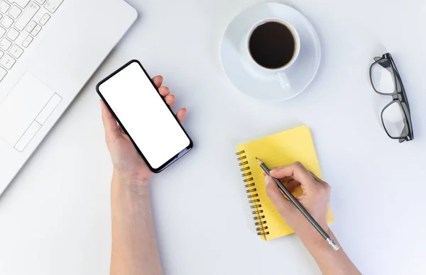 Mujer Joven Usando Teléfono Móvil Con Pantalla Blanco Concepto Negocio —  Fotos de Stock