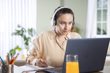 Evden çalışan genç bir kadın.